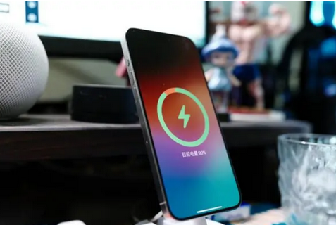 新河苹果15换屏服务分享用什么充电器给iPhone15充电更好 